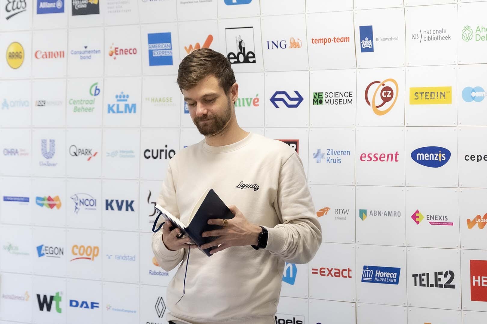 Collega bij inspiratiesessie contentstrategie